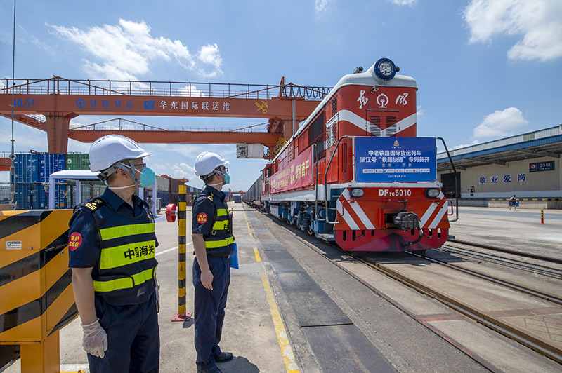 2022年6月29日，浙江金華，中老鐵路國際貨運列車(chē)浙江號“鐵路快通”首趟專(zhuān)列經(jīng)海關(guān)監管后，從浙江省鐵路金華南站鳴笛啟程，經(jīng)磨憨口岸駛向老撾萬(wàn)象。