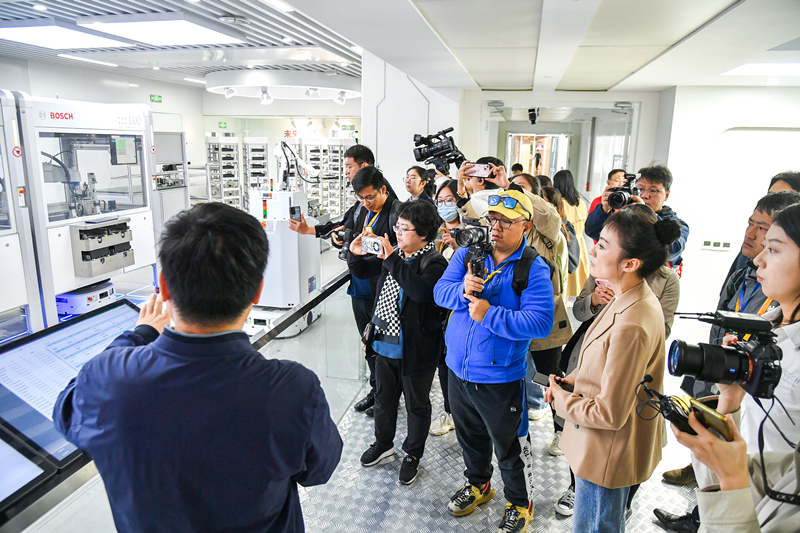 2023年10月16日，第三屆“一帶一路”國際合作高峰論壇新聞中心組織中外記者采訪(fǎng)。記者在中德大廈內的博世未來(lái)工廠(chǎng)展區參觀(guān)，了解其高質(zhì)量創(chuàng  )新發(fā)展成果。