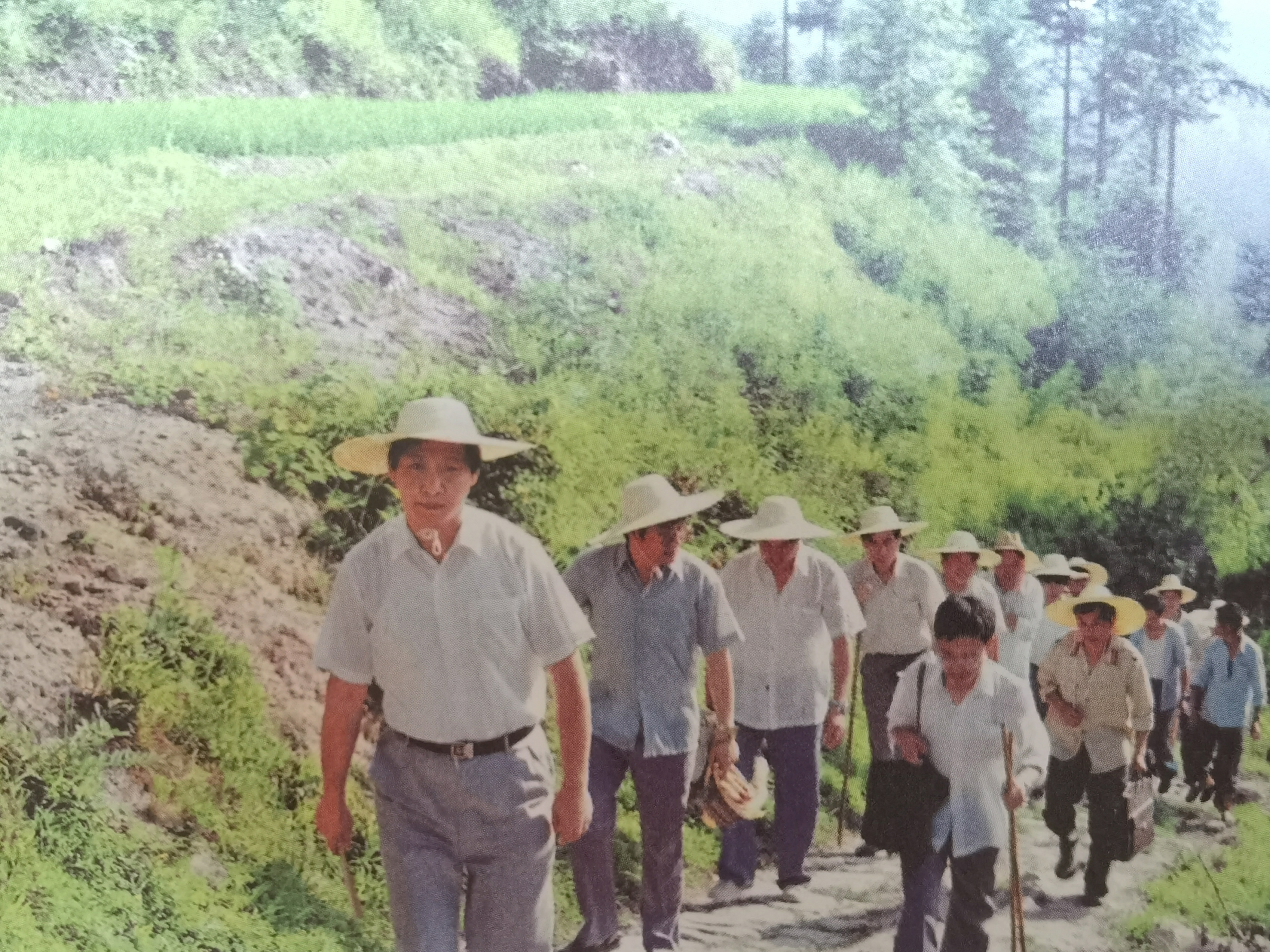 1989年7月，習近平冒著(zhù)酷暑，帶頭步行到下黨鄉調研。