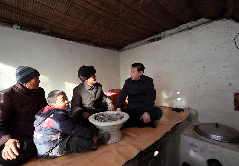 2012年12月30日，習近平在河北省阜平縣龍泉關(guān)鎮駱駝灣村看望唐榮斌老人一家。