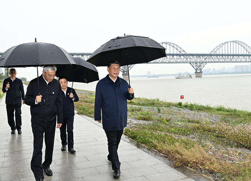 2023年10月10日，習近平總書(shū)記在江西長(cháng)江國家文化公園九江城區段冒雨考察。