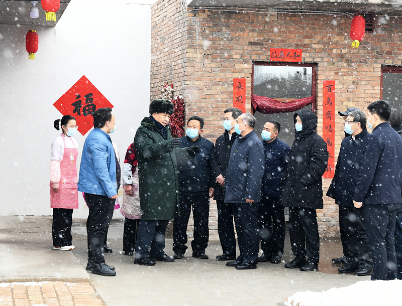 2022年1月26日，習近平總書(shū)記在山西霍州馮南垣村受災村民師紅兵家看望。
