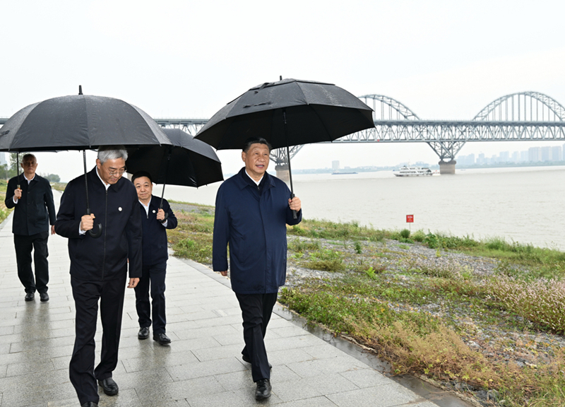 2023年10月10日，習近平在長(cháng)江國家文化公園九江城區段考察時(shí)，冒雨沿江堤步行察看沿岸風(fēng)貌。