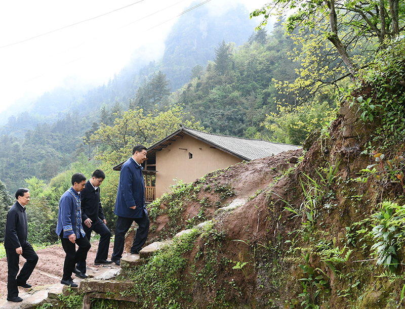 2019年4月15日，在石柱土家族自治縣中益鄉華溪村，習近平總書(shū)記踏著(zhù)濕滑的石階登上陡坡，前往貧困戶(hù)譚登周家看望。