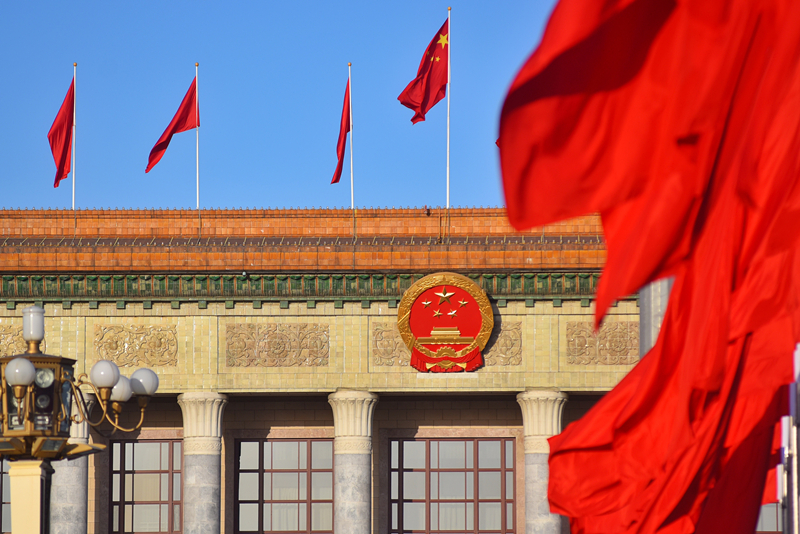 2024年3月8日，北京上空現“兩會(huì )藍”，人民大會(huì )堂前紅旗飄揚。