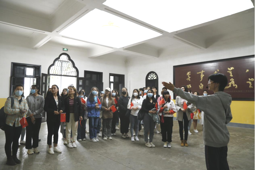 2021年5月20日，在喜迎中國共產(chǎn)黨建黨100周年之際，我校開(kāi)展了少數民族學(xué)生“學(xué)黨史、感恩黨、跟黨走”紅色研學(xué)活動(dòng)。