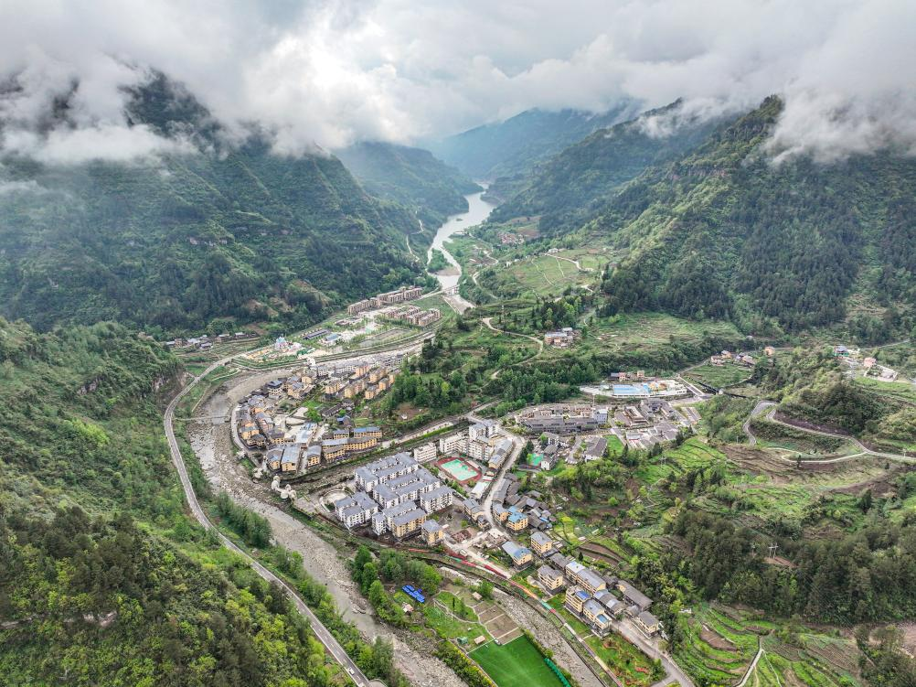 這是2024年4月11日拍攝的重慶石柱土家族自治縣中益鄉景色（無(wú)人機照片）。新華社記者 唐奕 攝