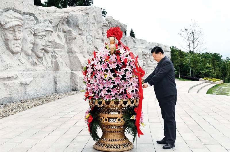 2021年4月25日至27日，中共中央總書(shū)記、國家主席、中央軍委主席習近平在廣西考察。這是25日上午，習近平在位于桂林市全州縣的紅軍長(cháng)征湘江戰役紀念園，向湘江戰役紅軍烈士敬獻花籃。 新華社記者 謝環(huán)馳/攝