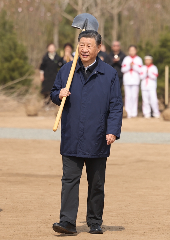 2024年4月3日，習近平總書(shū)記來(lái)到北京市通州區潞城鎮參加首都義務(wù)植樹(shù)活動(dòng)。