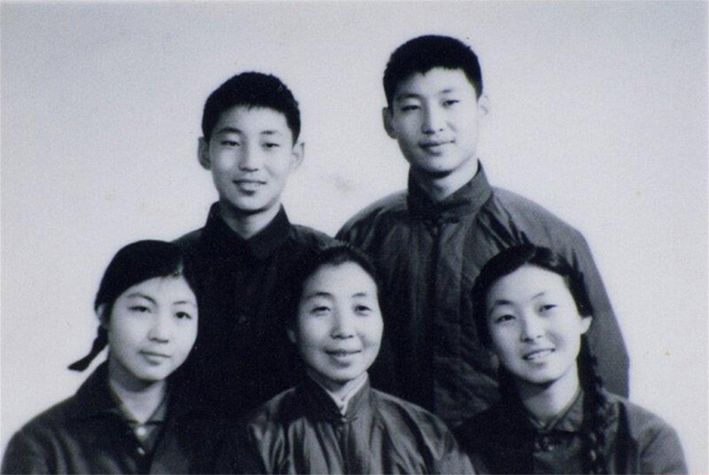 1972年冬，齊心和子女們。前排右起:齊橋橋、齊心、習安安。后排右起:習近平、習遠平。