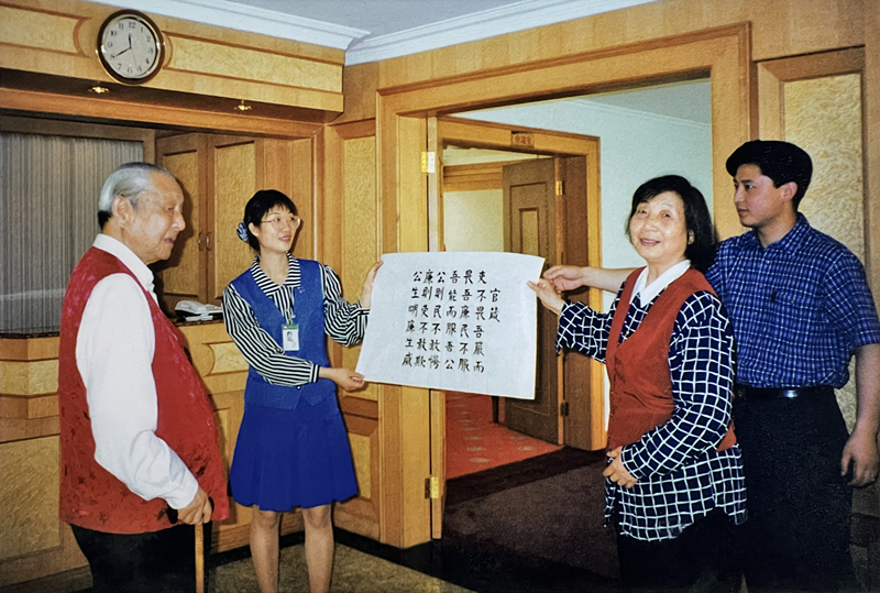 1999年3月，習仲勛欣賞齊心的書(shū)法作品《官箴》。