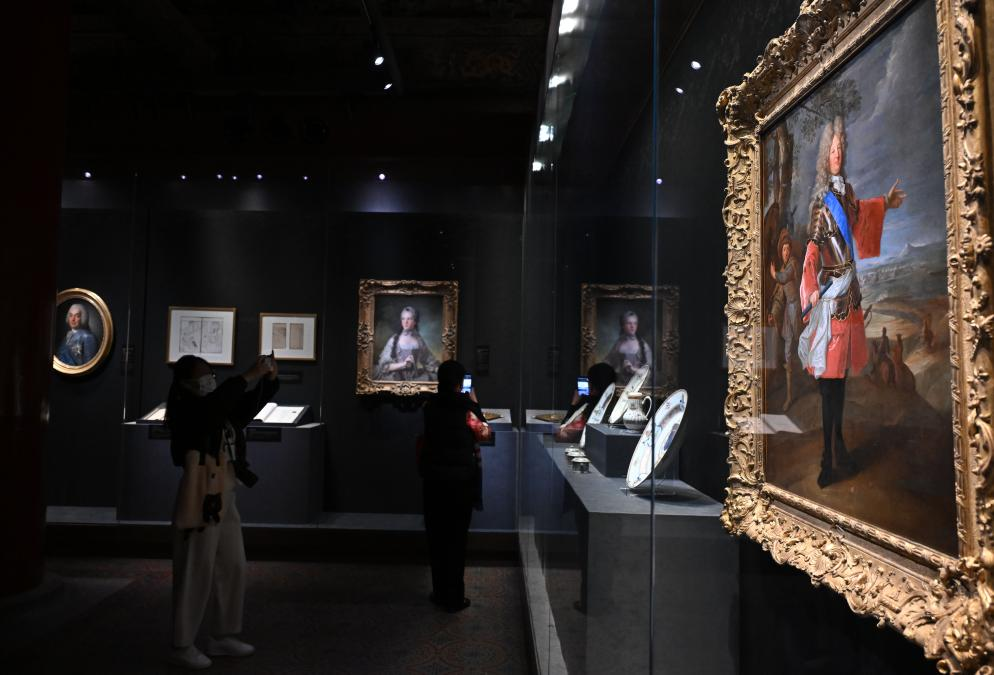 4月1日，作為中法文化旅游年的重要項目，“紫禁城與凡爾賽宮——17、18世紀的中法交往”展覽在故宮文華殿開(kāi)幕。圖為觀(guān)眾當天參觀(guān)展覽。新華社記者 金良快 攝