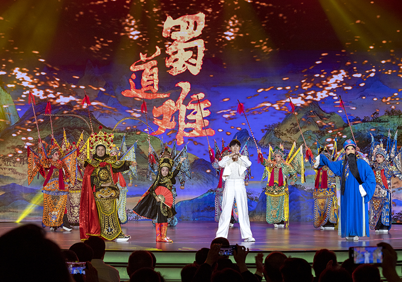 2023年10月13日，成都，“把青春華章寫(xiě)在祖國大地上”大思政課網(wǎng)絡(luò )主題宣傳和互動(dòng)引導活動(dòng)在四川大學(xué)舉行。