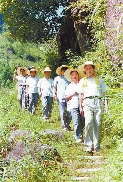 1989年7月，習近平在壽寧縣山村。