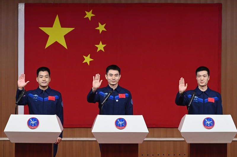 2024年月24日，神舟十八號載人飛行任務(wù)航天員葉光富（中）、李聰（右）、李廣蘇在酒泉衛星發(fā)射中心問(wèn)天閣與媒體記者集體見(jiàn)面。