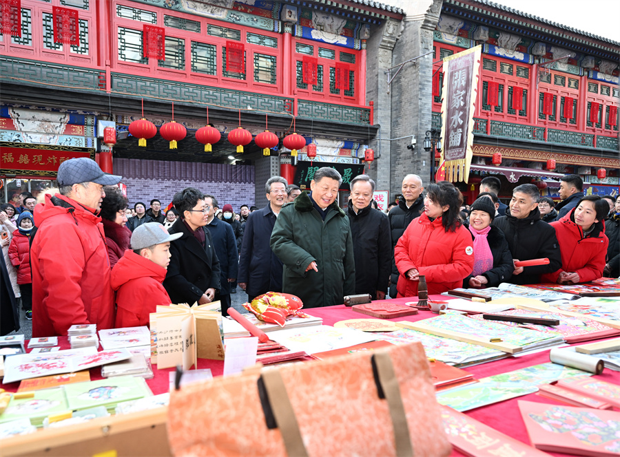 2024年2月1日下午，習近平在天津古文化街考察時(shí)，同店鋪員工和現場(chǎng)群眾互動(dòng)交流。新華社記者 謝環(huán)馳 攝