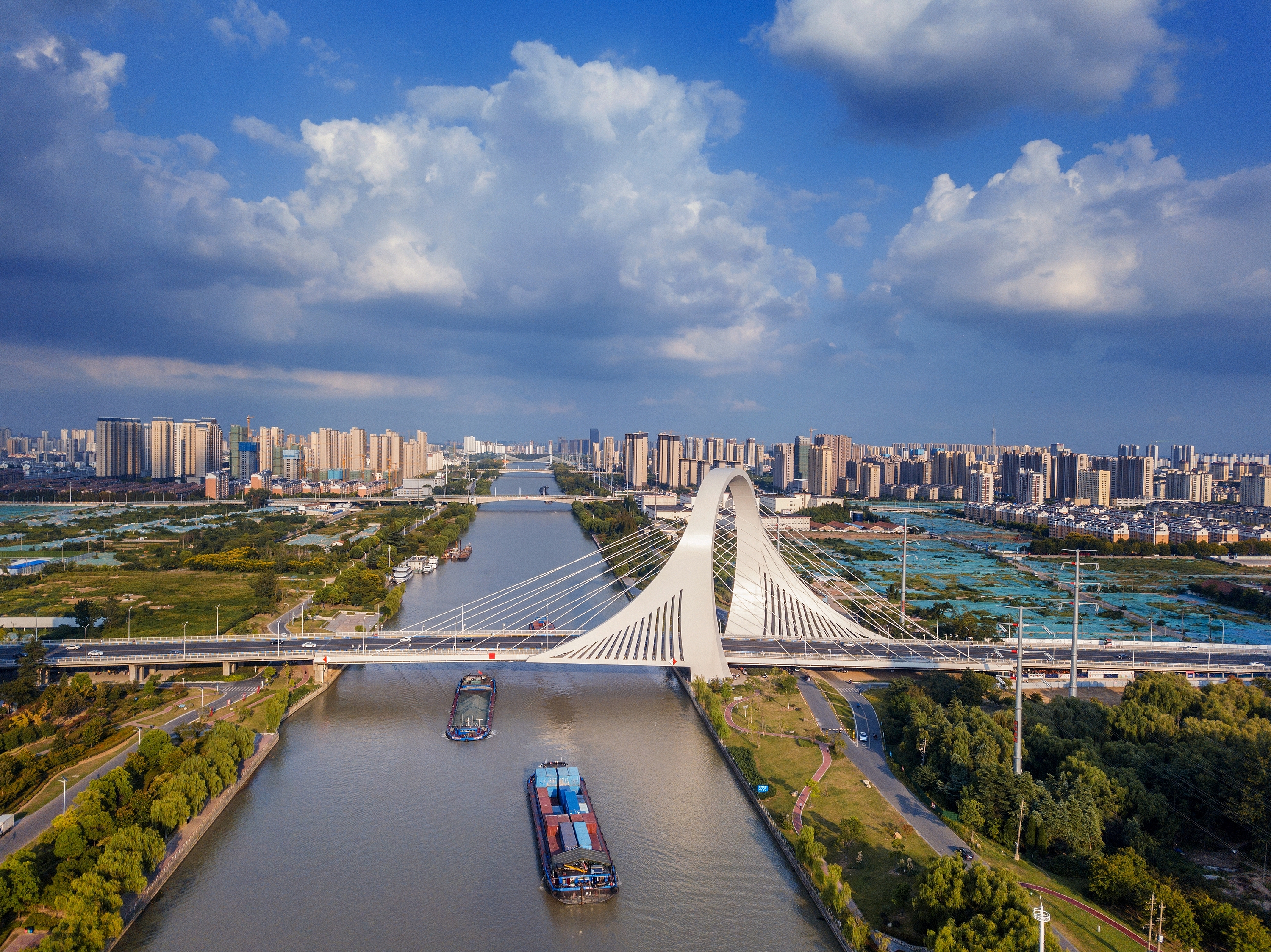 2022年9月12日，幾艘船舶行駛在江蘇淮安運河大橋附近。