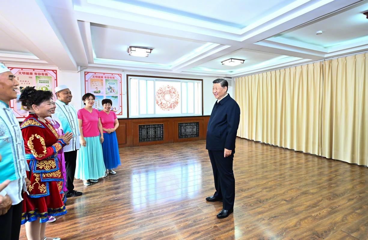 6月19日下午，習近平總書(shū)記在銀川市金鳳區長(cháng)城花園社區活動(dòng)室考察時(shí)，同社區居民親切交流。