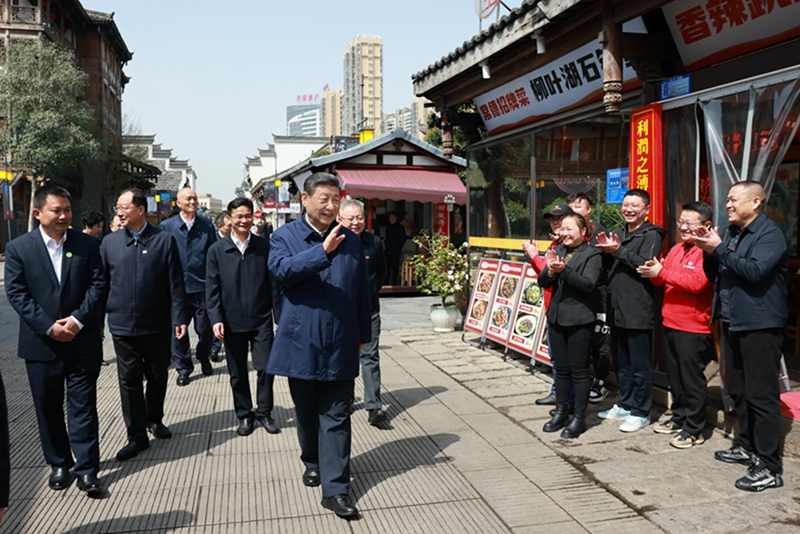2024年3月19日上午，習近平在常德河街考察時(shí)，同店主和游客親切交流。新華社記者 王曄 攝