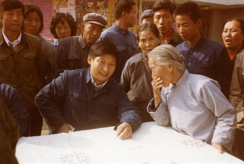 1983年，時(shí)任河北正定縣委書(shū)記的習近平（前排居中），臨時(shí)在大街上擺桌子聽(tīng)取老百姓意見(jiàn)。