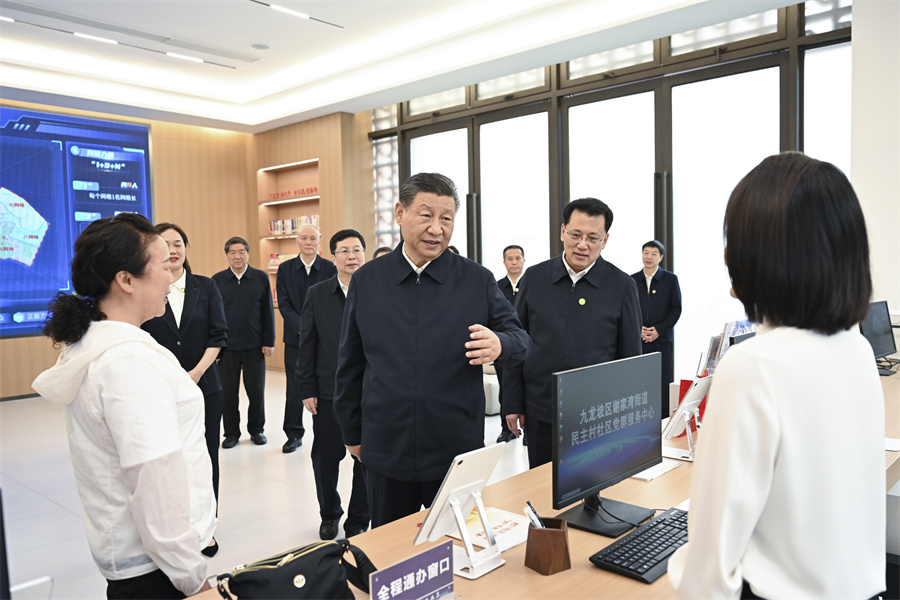 2024年4月22日至24日，中共中央總書(shū)記、國家主席、中央軍委主席習近平在重慶考察。這是22日下午，習近平在九龍坡區謝家灣街道民主村社區考察。新華社記者 謝環(huán)馳 攝
