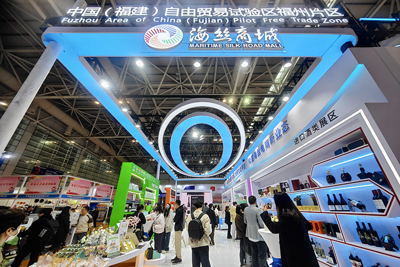 2024年3月18日，第四屆中國跨境電商交易會(huì )在福建福州開(kāi)幕。展會(huì )聚焦“鏈接跨境全流域 共建電商新生態(tài)”，集聚全國80余個(gè)外貿產(chǎn)業(yè)帶的上千家供應鏈企業(yè)。