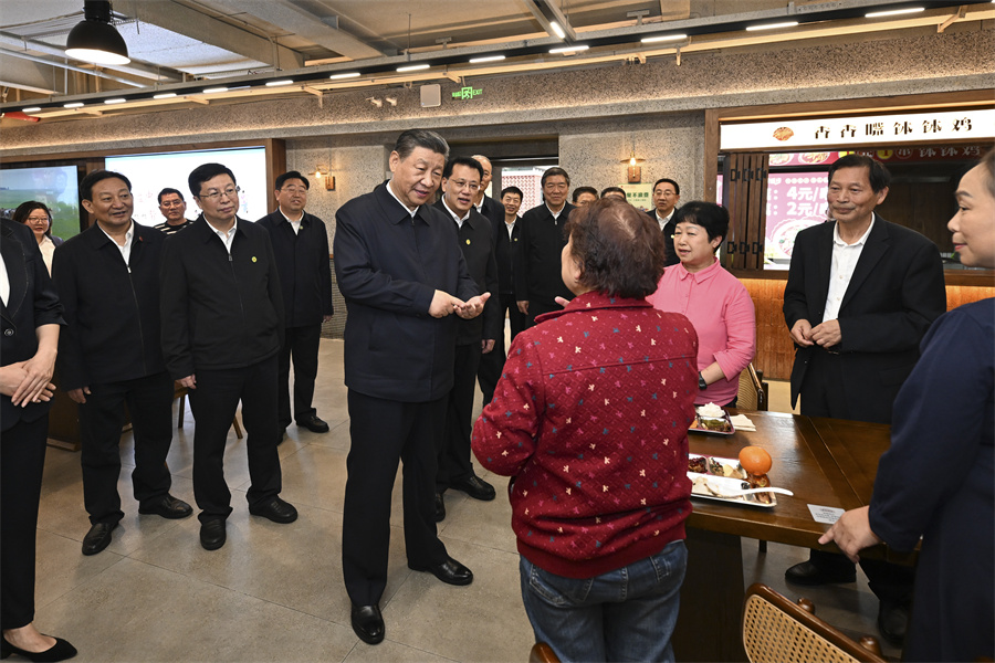 2024年4月22日下午，習近平在九龍坡區謝家灣街道民主村社區考察時(shí)，同正在社區食堂就餐的群眾親切交流。新華社記者 謝環(huán)馳 攝