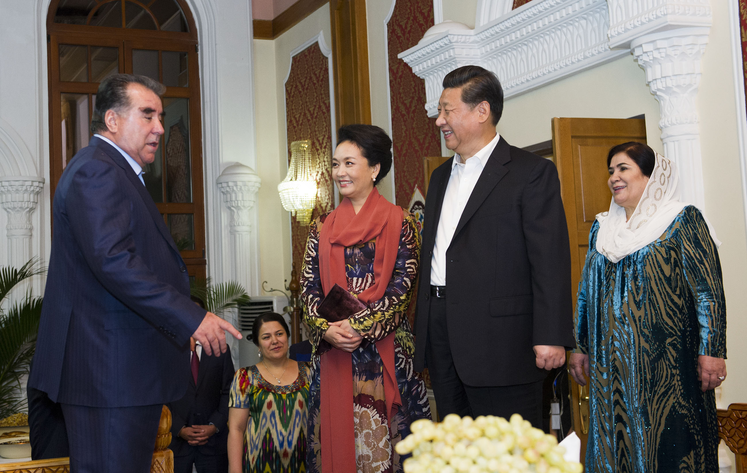 2014年9月12日，習近平主席在杜尚別出席塔吉克斯坦總統拉赫蒙舉行的家宴。這是習近平主席和夫人彭麗媛在拉赫蒙夫婦陪同下參觀(guān)總統官邸。
