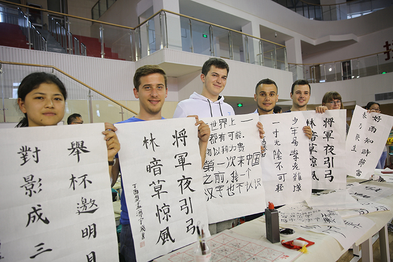2017年6月5日，來(lái)自青島大學(xué)和中國石油大學(xué)（華東）的外國留學(xué)生在展示剛剛現場(chǎng)完成的書(shū)法作品。