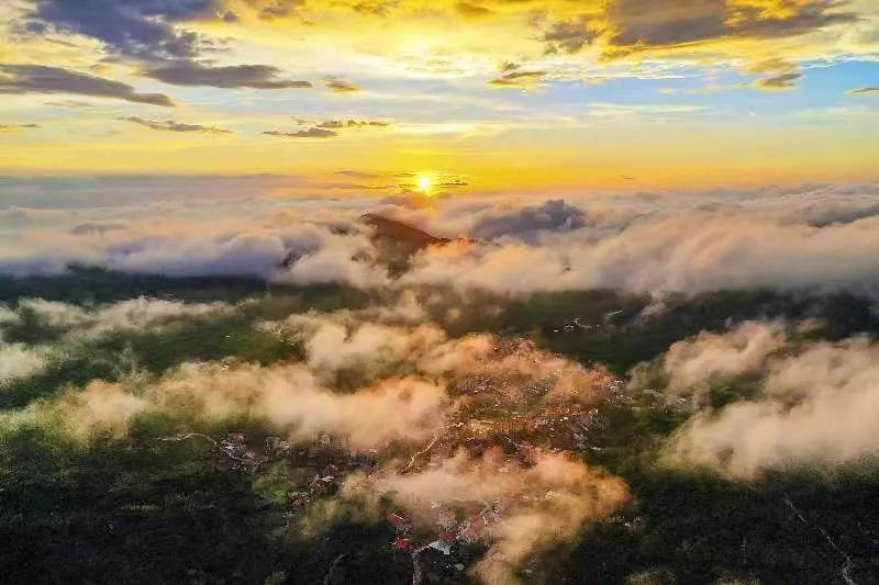 圖為云霧繚繞的軍營(yíng)村，群山盡翠，紅瓦掩映。廈門(mén)市委宣傳部供圖