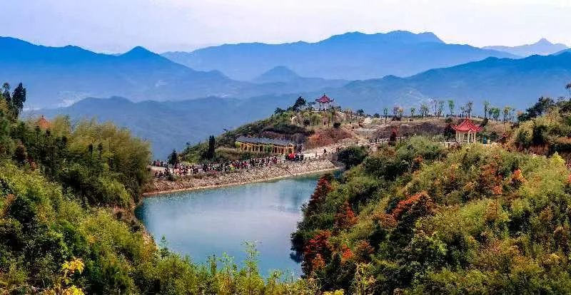 圖為游客們到軍營(yíng)村七彩池欣賞美景。廈門(mén)市委宣傳部供圖