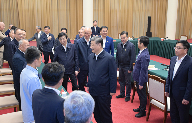 2024年5月23日，習近平總書(shū)記在山東省濟南市主持召開(kāi)企業(yè)和專(zhuān)家座談會(huì )并發(fā)表重要講話(huà)。這是總書(shū)記同參會(huì )的企業(yè)和專(zhuān)家代表親切交流。