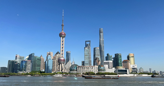 沿蘇州河遠眺陸家嘴城市建筑群。人民網(wǎng) 馬作鵬 攝