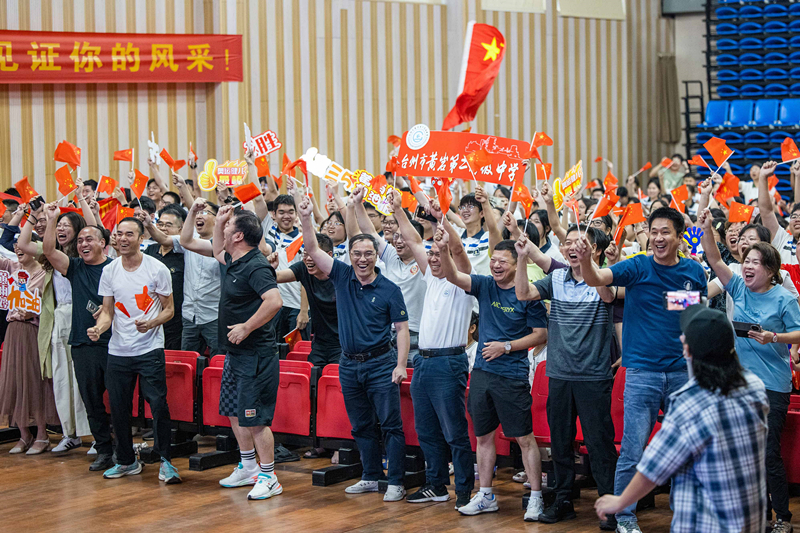 北京時(shí)間7月27日，2024年巴黎奧運會(huì )首個(gè)比賽日，在射擊10米氣步槍混合團體比賽中，中國選手黃雨婷/盛李豪獲得金牌。圖為黃雨婷的母校師生們通過(guò)收看奧運直播的方式為她加油助威。